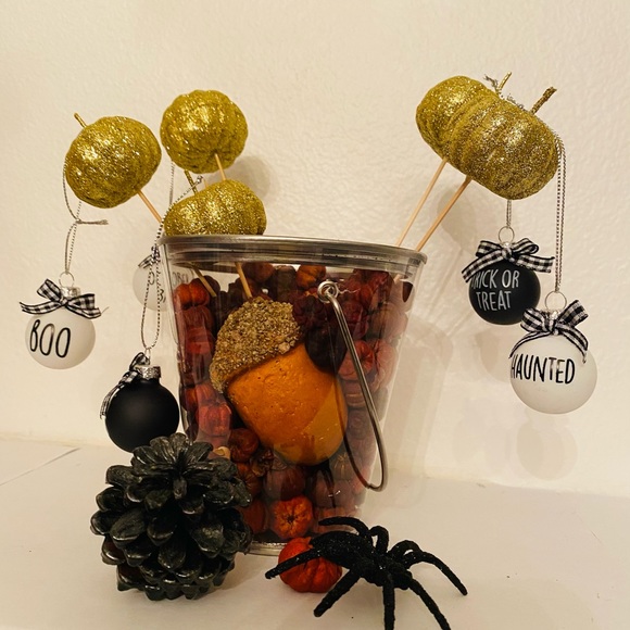 Halloween table decor with ornaments and pumpkin spice scented putka pods - Picture 16 of 16